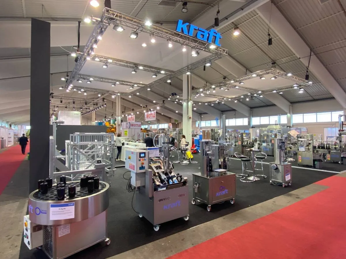Blick über den Stand in die Halle