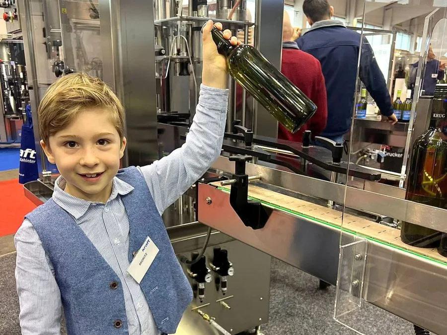 Moritz legt selbst eine Flasche ein