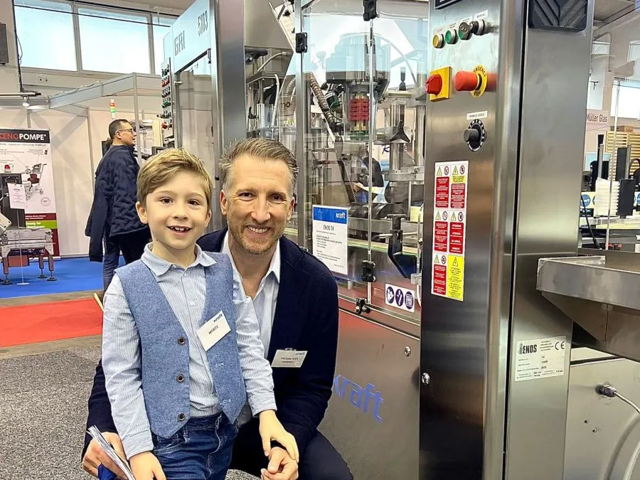 Zwei Generationen am Stand: Michael Kraft mit Sohn Moritz