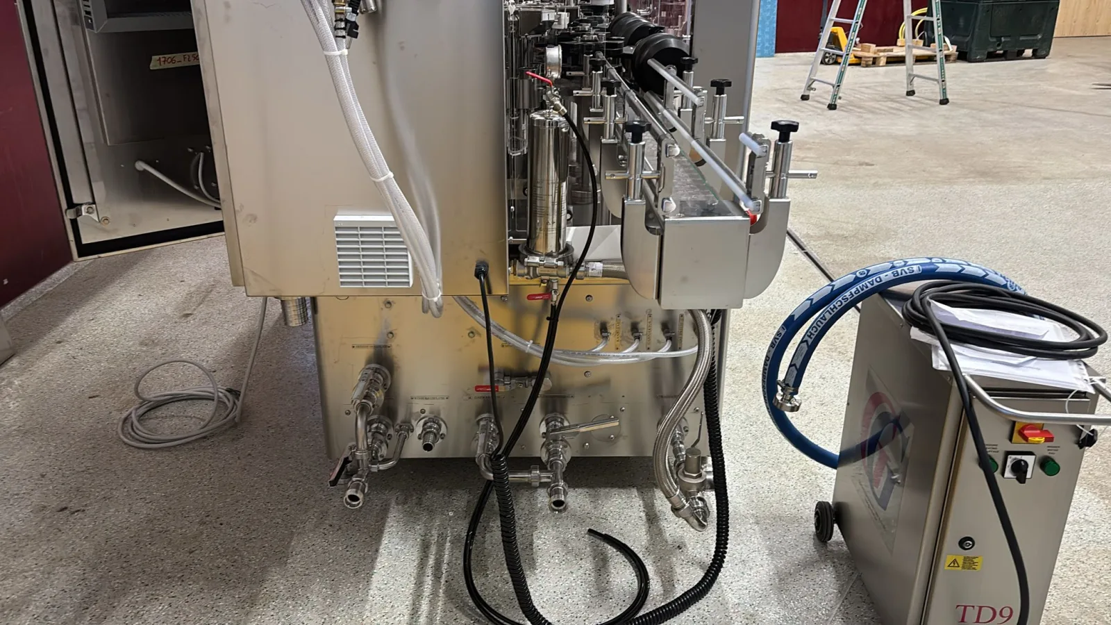 Anschlüsse des Monoblocks, daneben der Dampferzeuger TD9