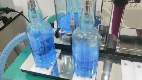Enolmaster beim Abfüllen