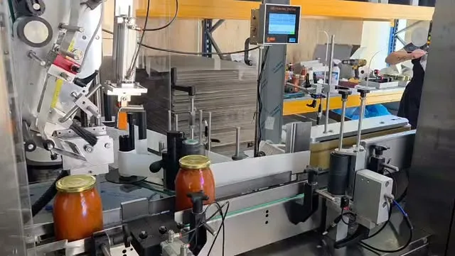 Reel: Die ZETA etikettiert Balsamico-Flaschen
